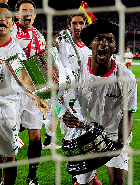 湖人险胜灰熊，坐稳西部第四！詹姆斯迎来里程碑！.