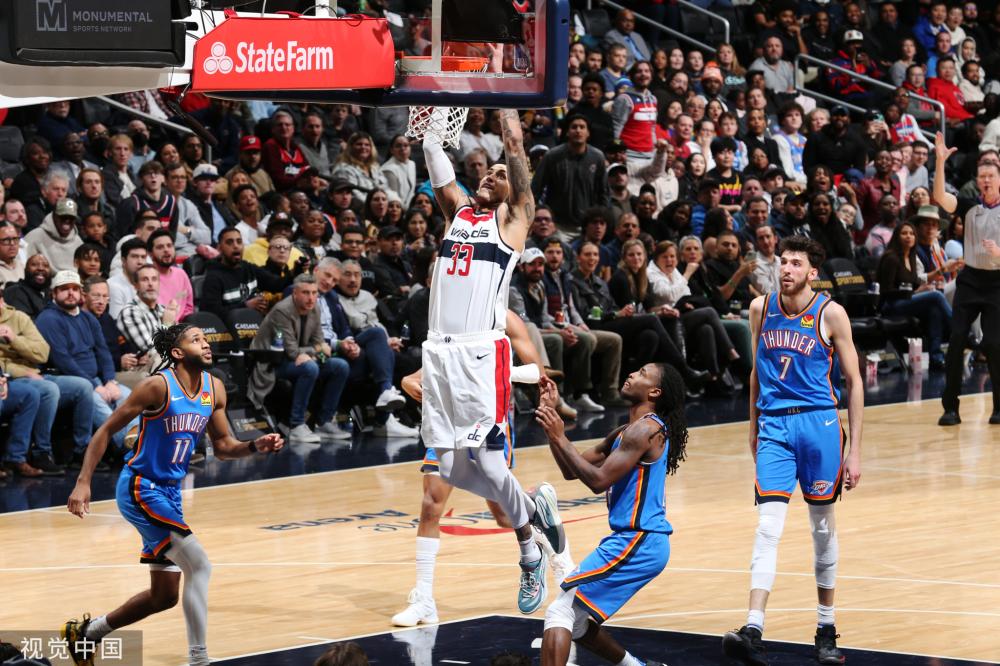 伊涅斯塔晒千场里程碑球衣，“缝合”了自己生涯效力过的所有球队.