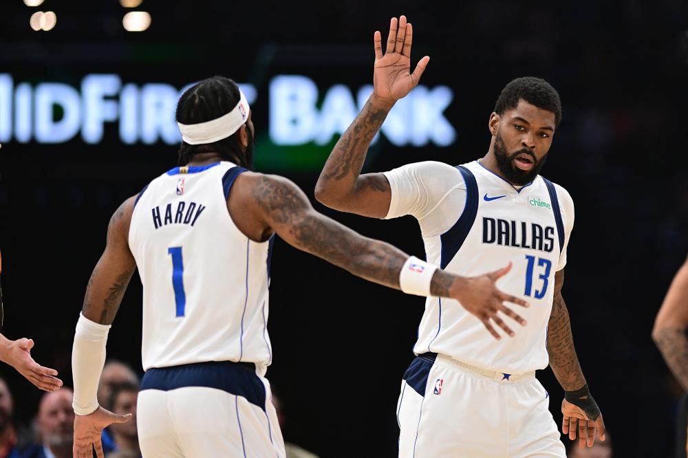 奇怪！最后2分钟戴维斯受伤，首钢连续得分，贝帅死活不肯叫暂停.